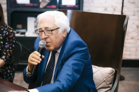 Yazıçı Anar saytları ittiham etdi: - "Ziyalılarımız haqda böhtan yazırlar"