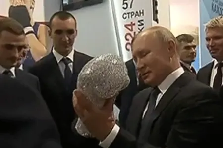 İdmançılar Putinin burnunu sındırdılar - -VİDEO