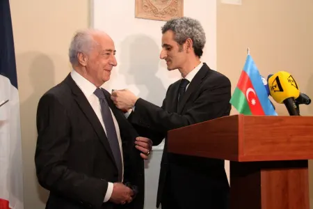 Fransa səfiri İncəsənət Muzeyinin direktoruna - ORDEN TƏQDİM ETDİ
