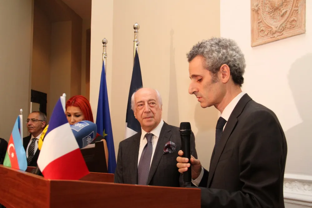 Fransa səfiri İncəsənət Muzeyinin direktoruna - ORDEN TƏQDİM ETDİ