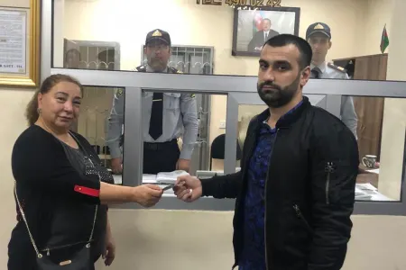 Sərnişin Bakı metrosunda 400 manat pul tapdı - FOTO