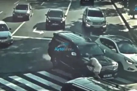 Qırmızı işıqda yolu keçən qadını maşın vurdu, - heç nə olmamış kimi durub getdi – ANBAAN VİDEO