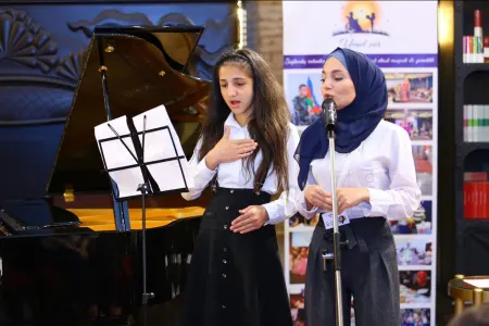 Şairlər eşitmə məhdudiyyətli oxucularla görüşdü - FOTO