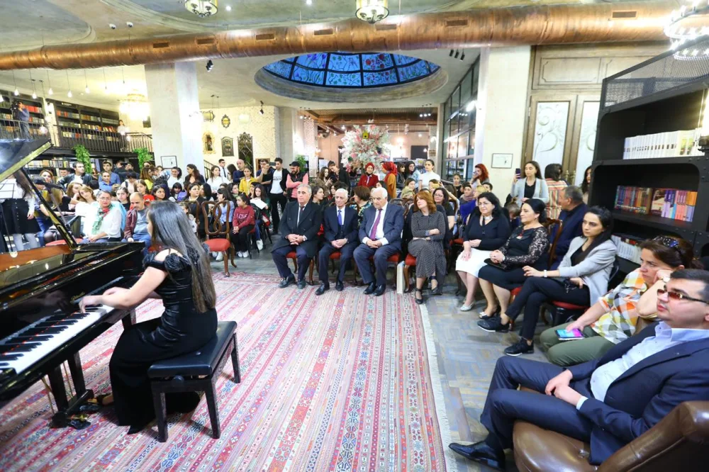 Şairlər eşitmə məhdudiyyətli oxucularla görüşdü - FOTO