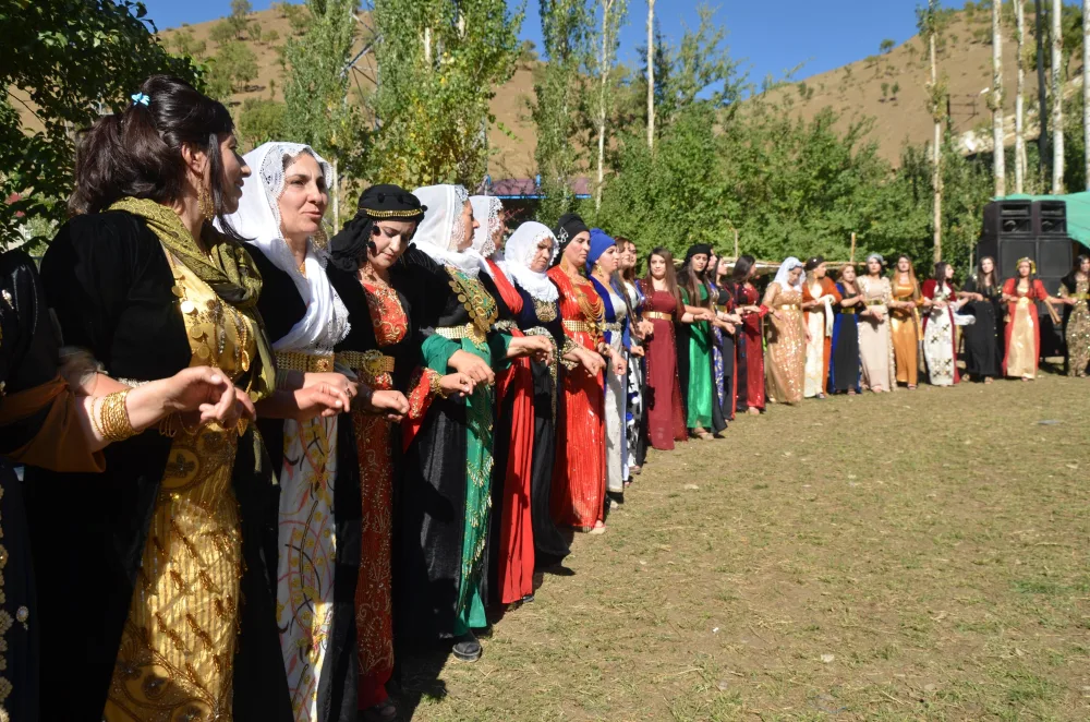 Gəlinə 1 kilo qızıl, bəyin yaxasına isə 150 min taxdılar - FOTOLAR