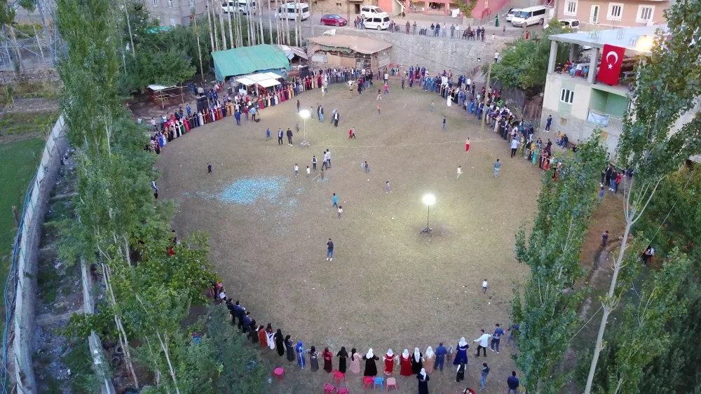 Gəlinə 1 kilo qızıl, bəyin yaxasına isə 150 min taxdılar - FOTOLAR