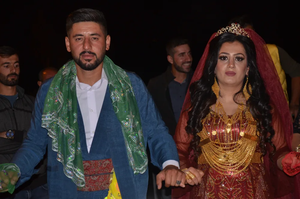 Gəlinə 1 kilo qızıl, bəyin yaxasına isə 150 min taxdılar - FOTOLAR