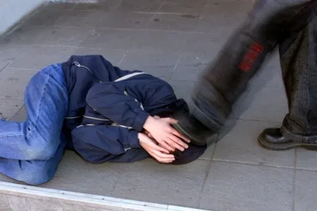 Azərbaycanda parkda 17 yaşlı tələbənin - başına oyun açdılar