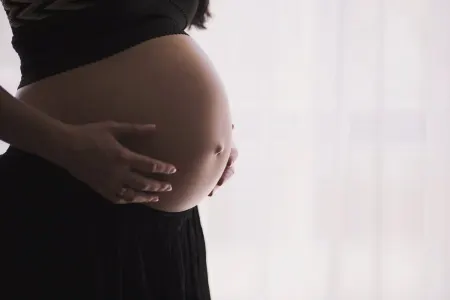 32 yaşlı məşhur aktrisa 80 yaşlı ərindən - UŞAQ DOĞACAQ