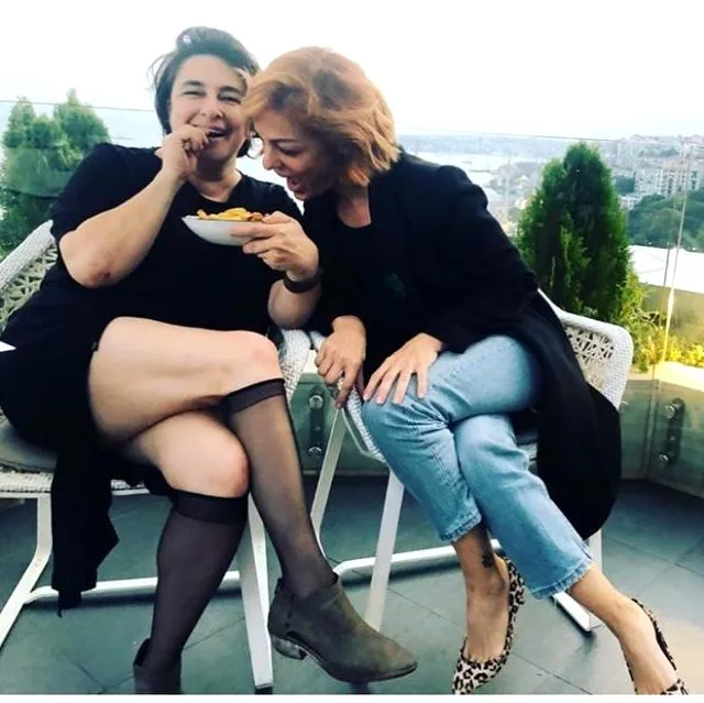 "Bir zamanlar Çukurova"nın aktrisası "yubka"sını qaldırıb, - baldırını çöldə qoydu - FOTO