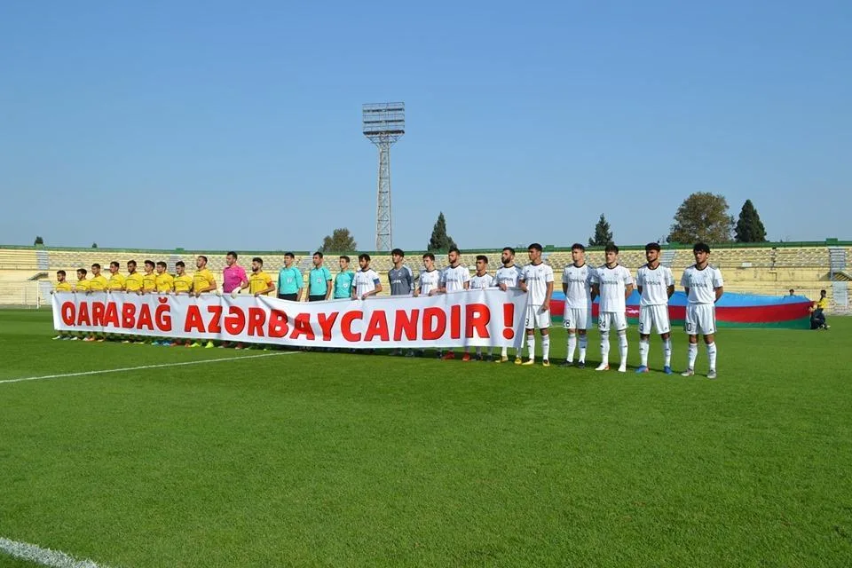 Oyuna “Qarabağ Azərbaycandır!”plakatı ilə çıxdılar
