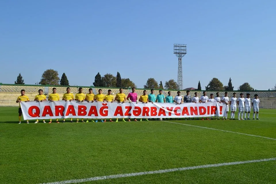 Oyuna “Qarabağ Azərbaycandır!”plakatı ilə çıxdılar