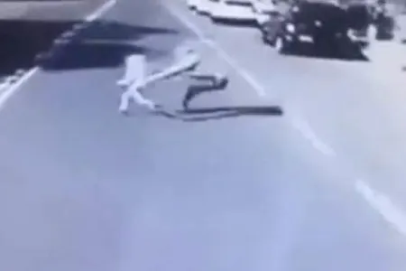 Ata övladını xilas etmək üçün özünü avtobusun altına atdı - -VİDEO