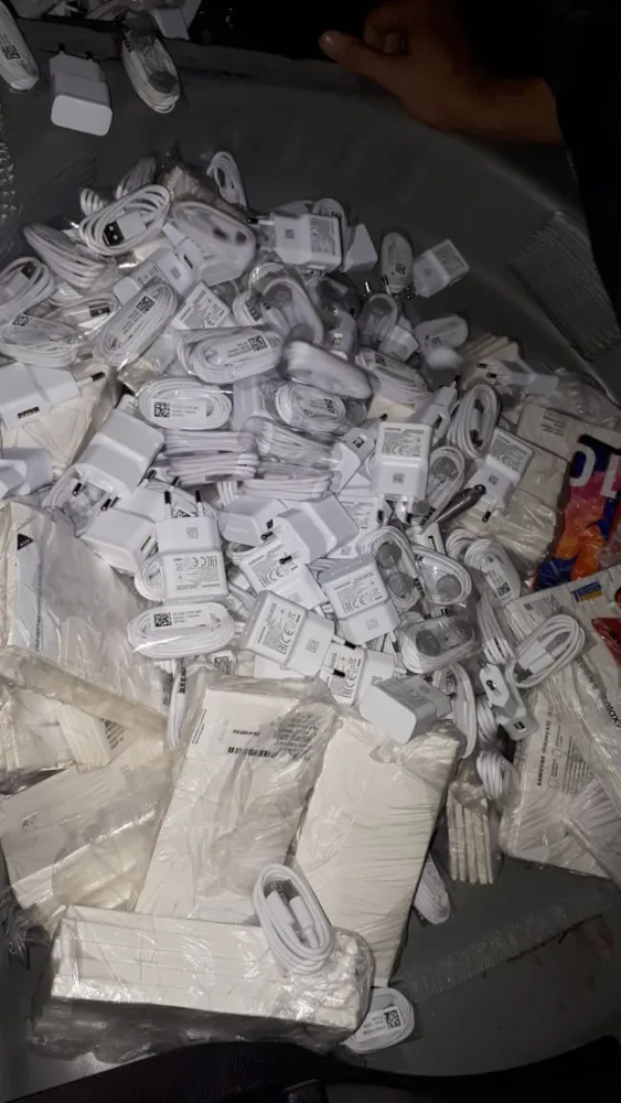Gömrükdə 10 qutu - TELEFON AŞKARLANDI - FOTOLAR