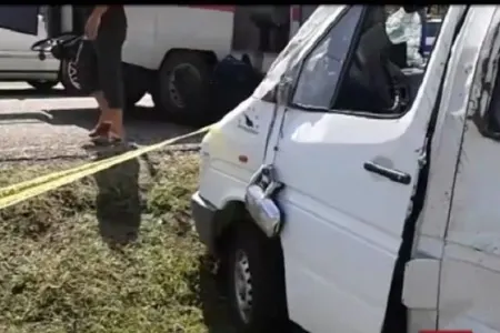 Avtomobillə mikroavtobus toqquşdu