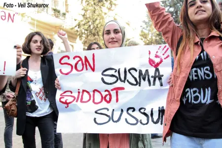 Bakıda bir qrup qadın zorakılığına qarşı aksiya keçirib - -FOTO