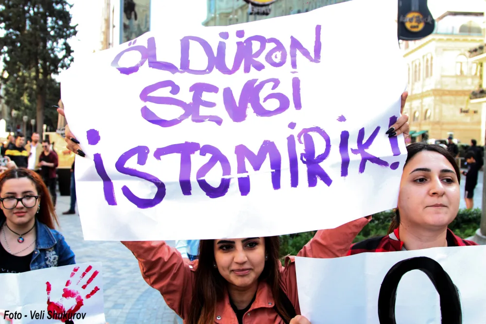 Bakıda bir qrup qadın zorakılığına qarşı aksiya keçirib - -FOTO