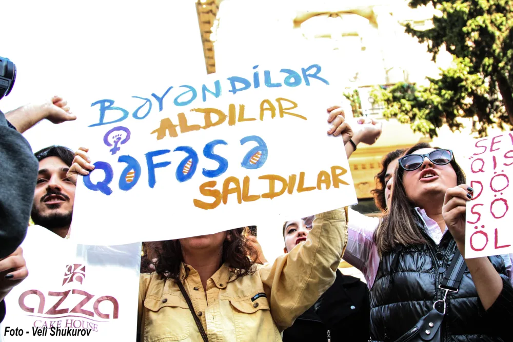 Bakıda bir qrup qadın zorakılığına qarşı aksiya keçirib - -FOTO