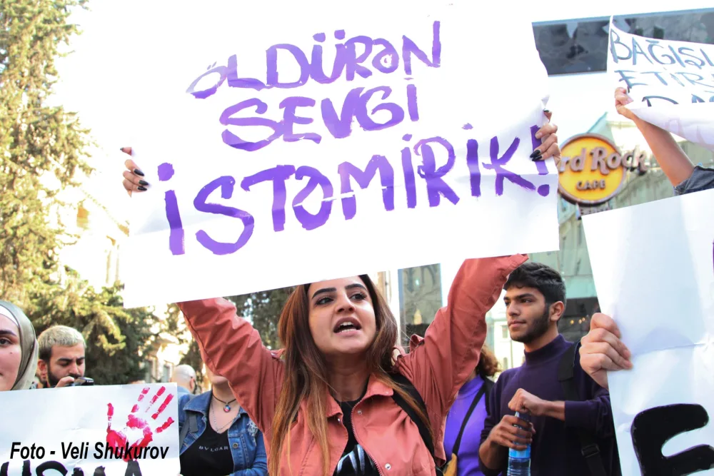 Bakıda bir qrup qadın zorakılığına qarşı aksiya keçirib - -FOTO