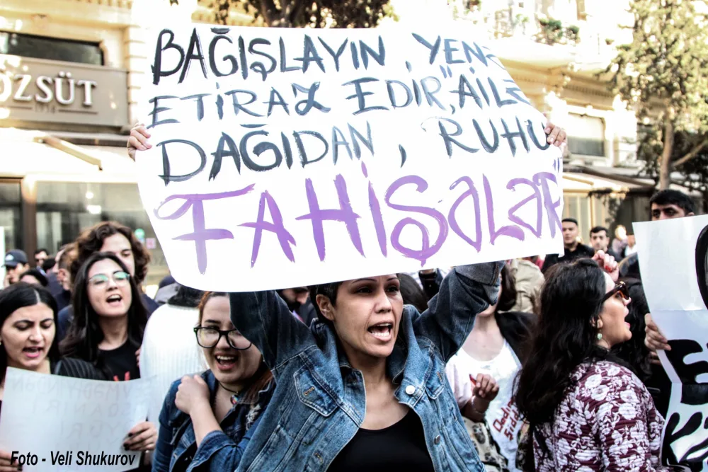 Bakıda bir qrup qadın zorakılığına qarşı aksiya keçirib - -FOTO