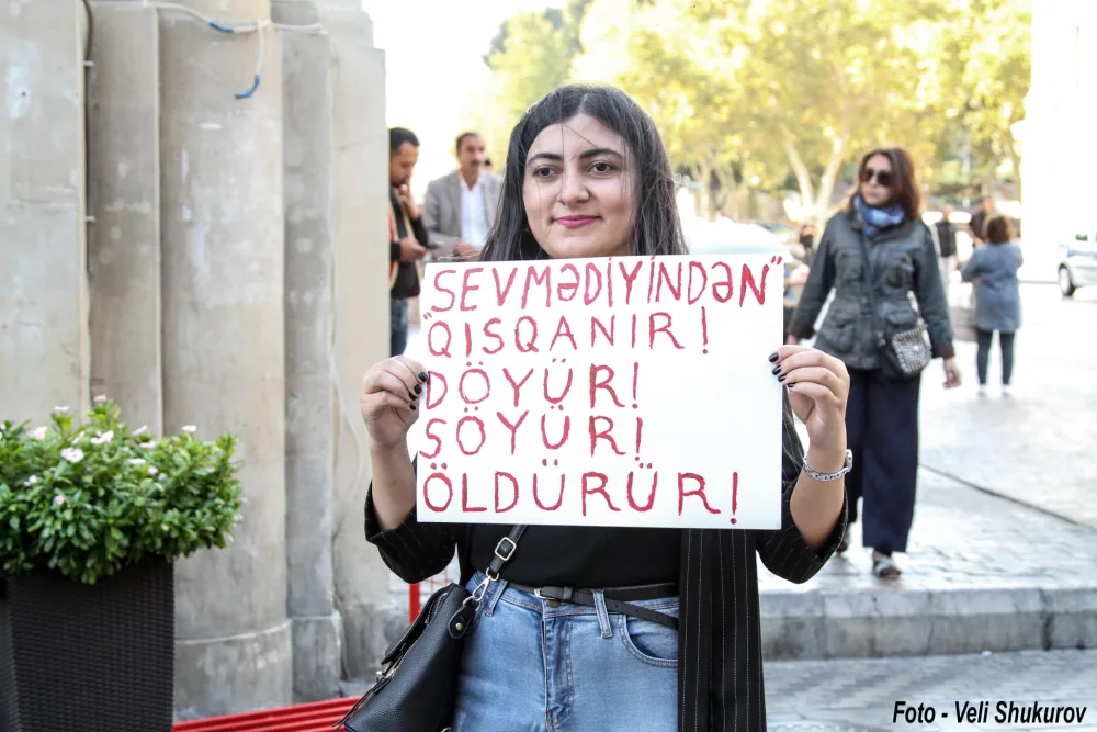 Bakıda bir qrup qadın zorakılığına qarşı aksiya keçirib - -FOTO