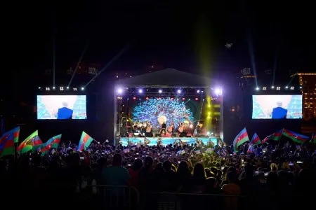 Dövlət Müstəqilliyi Gününə həsr olunan izdihamlı konsert - FOTOLAR