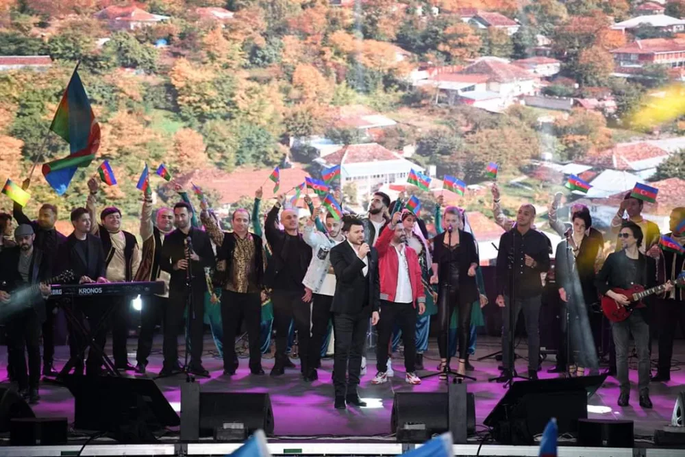 Dövlət Müstəqilliyi Gününə həsr olunan izdihamlı konsert - FOTOLAR