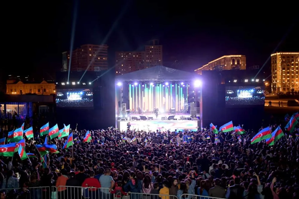 Dövlət Müstəqilliyi Gününə həsr olunan izdihamlı konsert - FOTOLAR