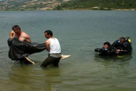 Avtomobillə vurulan velosipedçinin meyiti - KANALDAN ÇIXARILDI