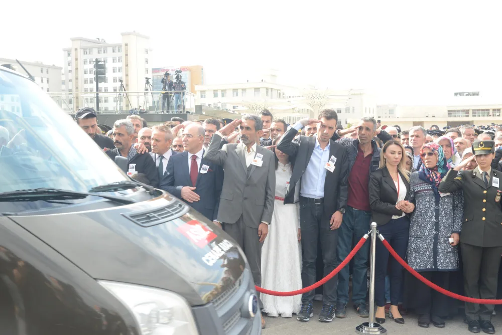 Şəhidin dəfn mərasimində ürəkdağlayan görüntü - NİŞANLISI GƏLİNLİK GEYİNDİ - FOTO