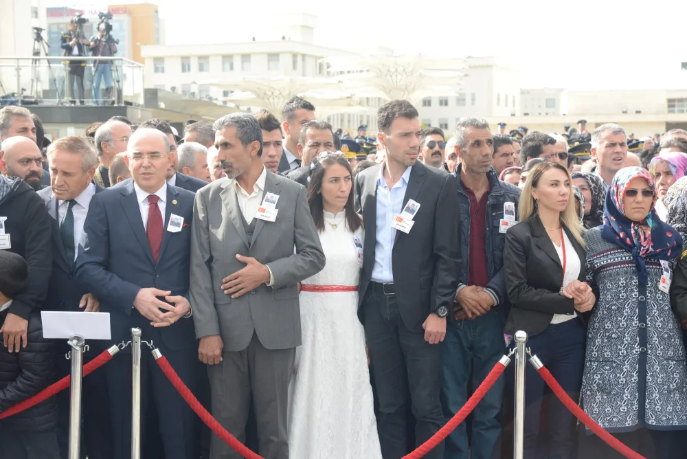 Şəhidin dəfn mərasimində ürəkdağlayan görüntü - NİŞANLISI GƏLİNLİK GEYİNDİ - FOTO