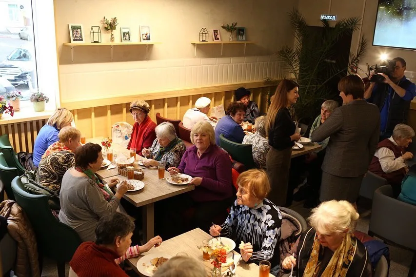 Xalq artisti qocalar üçün - PULSUZ KAFE AÇDI - FOTOLAR