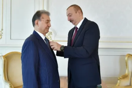 "Mən onlardan alıb sizə qaytardım" - Prezident vəzifədən gedən daha bir məmuru mükafatlandırdı