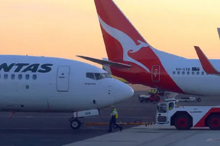 "Boeing"də yeni SKANDAL! - TƏYYARƏ HAVADA ÇATLADI