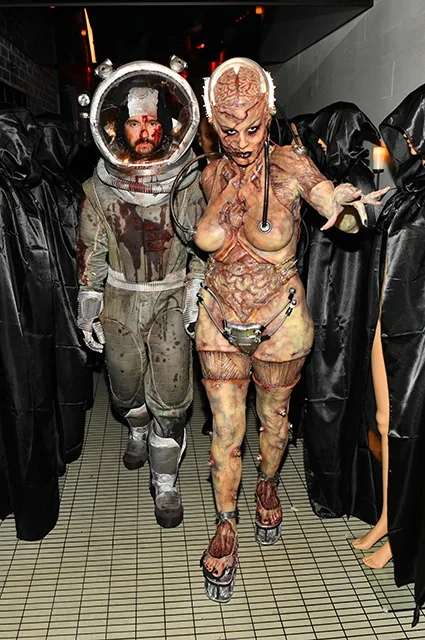Məşhur model "Halloween"ə - DAMĞA VURDU - ŞOK FOTO