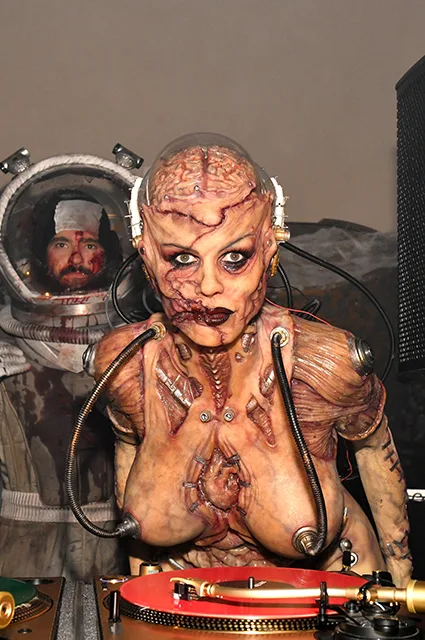 Məşhur model "Halloween"ə - DAMĞA VURDU - ŞOK FOTO