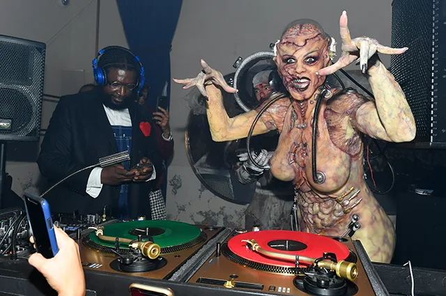 Məşhur model "Halloween"ə - DAMĞA VURDU - ŞOK FOTO
