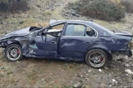 “BMW” çaya aşdı - Sürücü öldü, anası xəsarət aldı