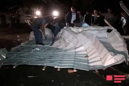 Güclü külək zamanı başına dam örtüyü düşdü