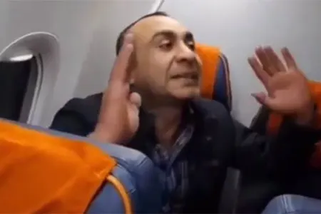 Rusiyada xuliqanlıq edən azərbaycanlı təyyarədən belə endirildi - Video