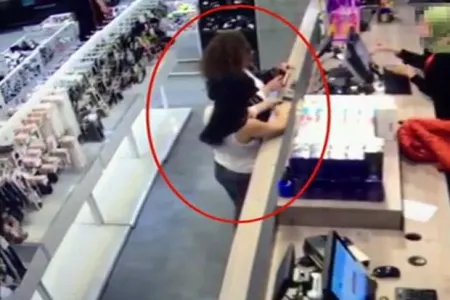 İstanbulda iki mobil telefon oğurlayan azərbaycanlı qadın saxlanıldı - anbaan görüntülər
