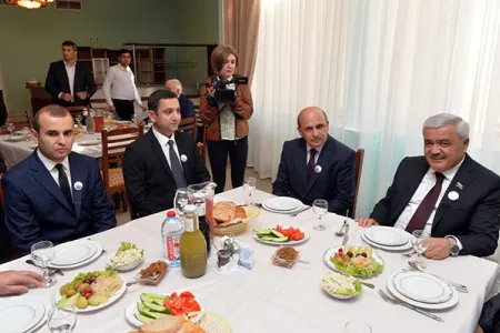 Rövnəq Abdullayev neftçilər ilə birlikdə nahar edib: - "Mən də fəaliyyətimə Neft Daşlarında başlamışam"