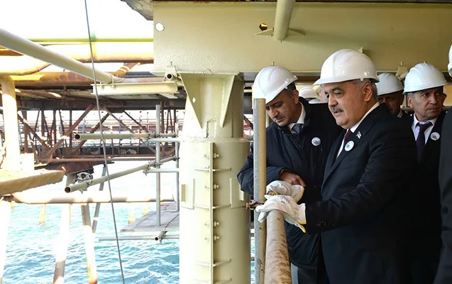 Rövnəq Abdullayev neftçilər ilə birlikdə nahar edib: - "Mən də fəaliyyətimə Neft Daşlarında başlamışam"