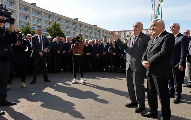 Rövnəq Abdullayev neftçilər ilə birlikdə nahar edib: - "Mən də fəaliyyətimə Neft Daşlarında başlamışam"