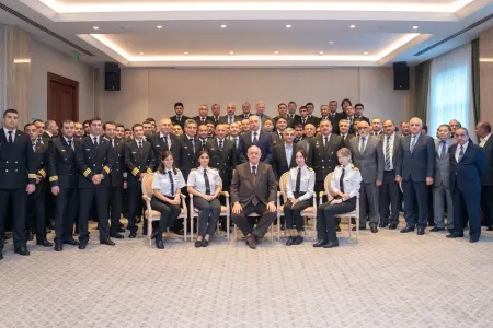 AZAL prezidenti uçuş heyətinin yığıncağını - KEÇİRDİ