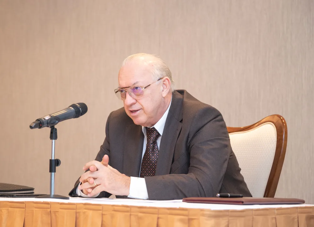 AZAL prezidenti uçuş heyətinin yığıncağını - KEÇİRDİ