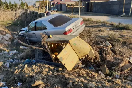 Sabunçuda yol qəzası- - OPEL-lə Mersedes qaz xəttinə çırpıldı