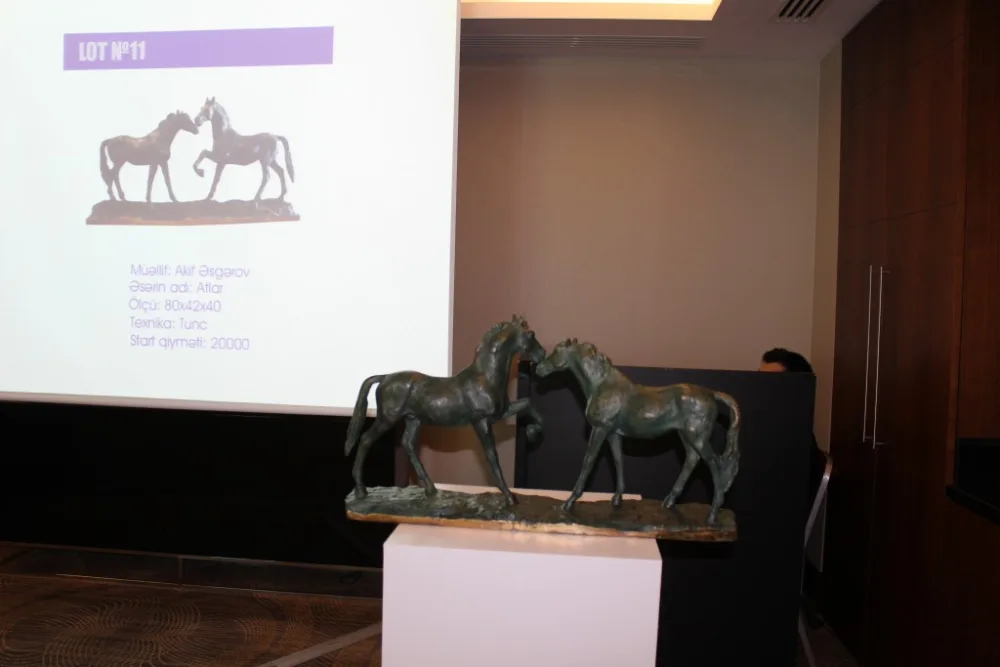 Bakıda incəsənət əsərlərinin növbəti auksionu keçirildi - FOTO