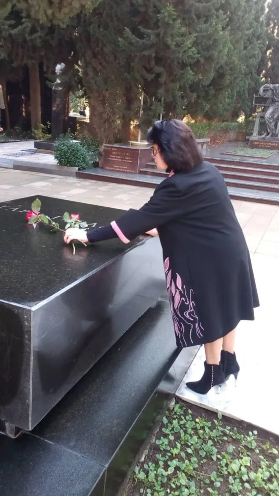 Xalq artistinin məzarı ziyarət olundu - FOTOLAR