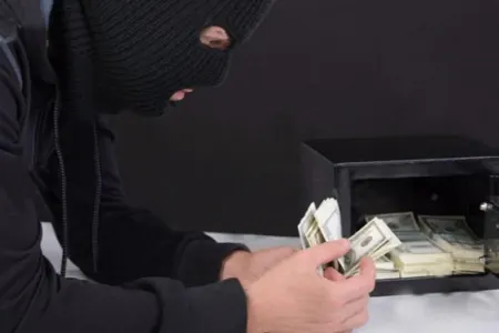 Bakıda evdən 8900 dollar - PUL OĞURLANDI